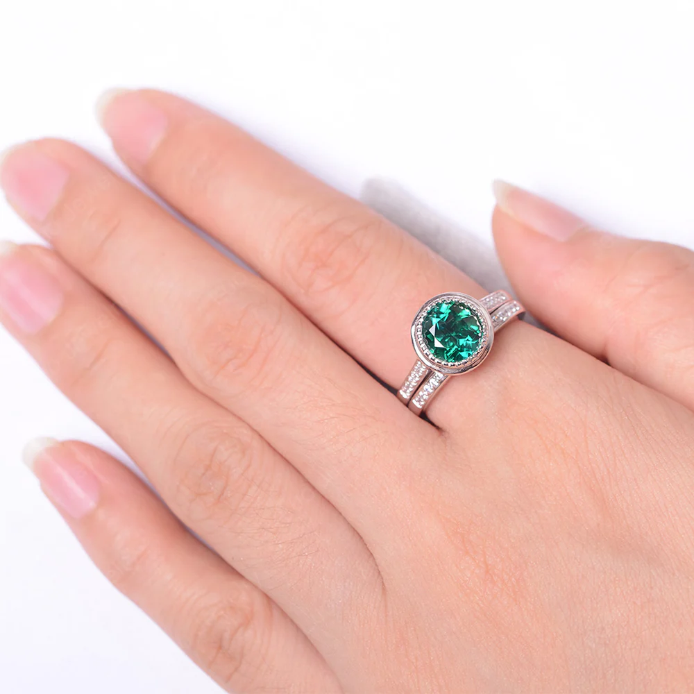 Vintage Style Emerald Bridal Rings Set - Image 4