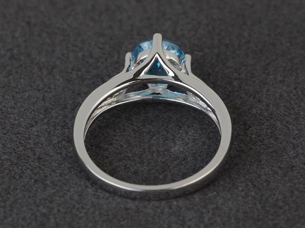 Vintage Round Cut Swiss Blue Topaz Ring - Image 3